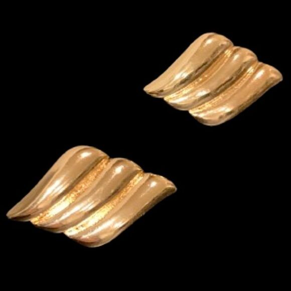Vintage 1980s Style Gold Ribbed Swirl Earrings, Three Waves, Triple Wave Studs - Picture 1 of 12